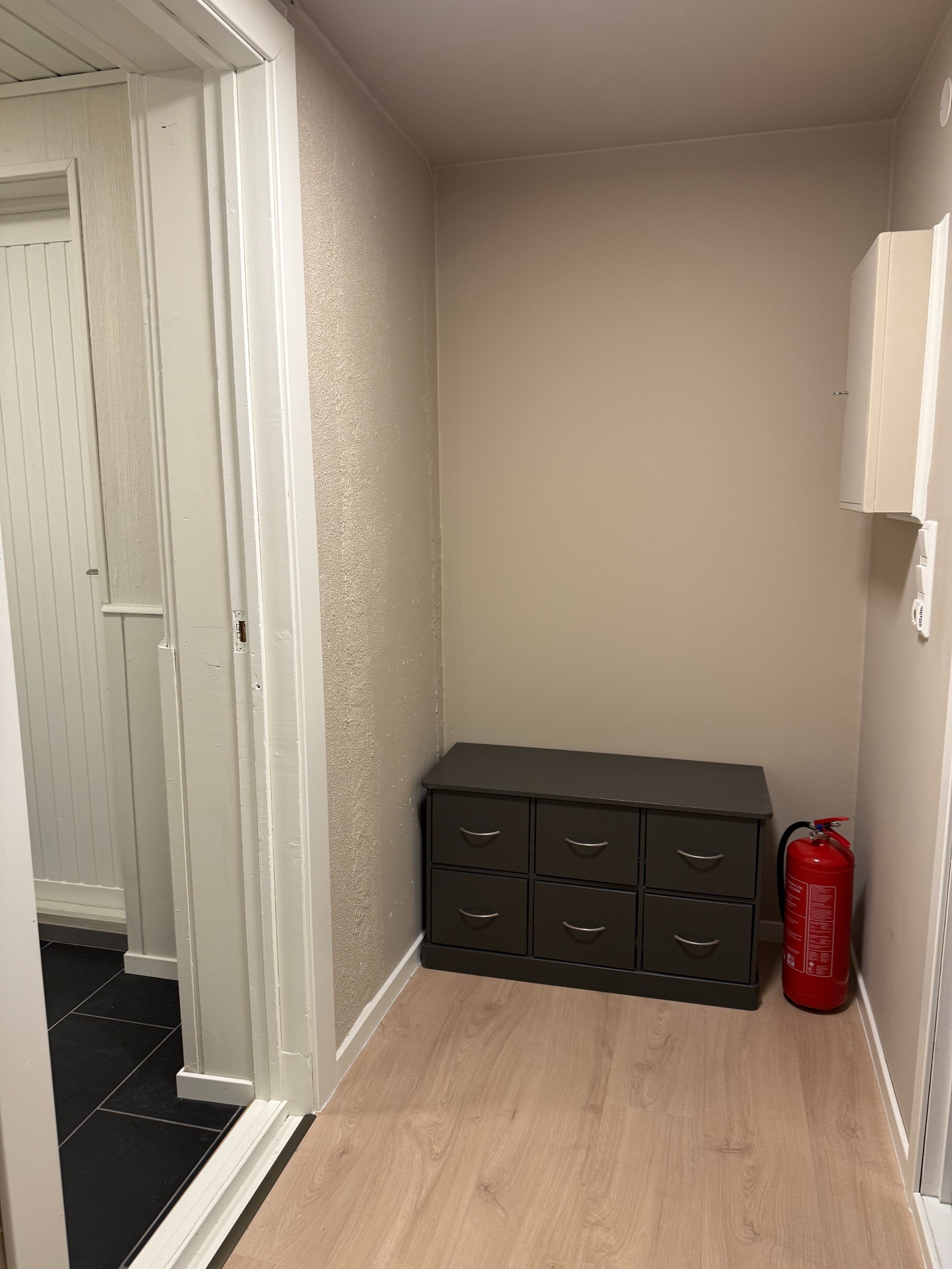 Inngangsparti. Hybelen har eget sikringsskap. Galleribilde