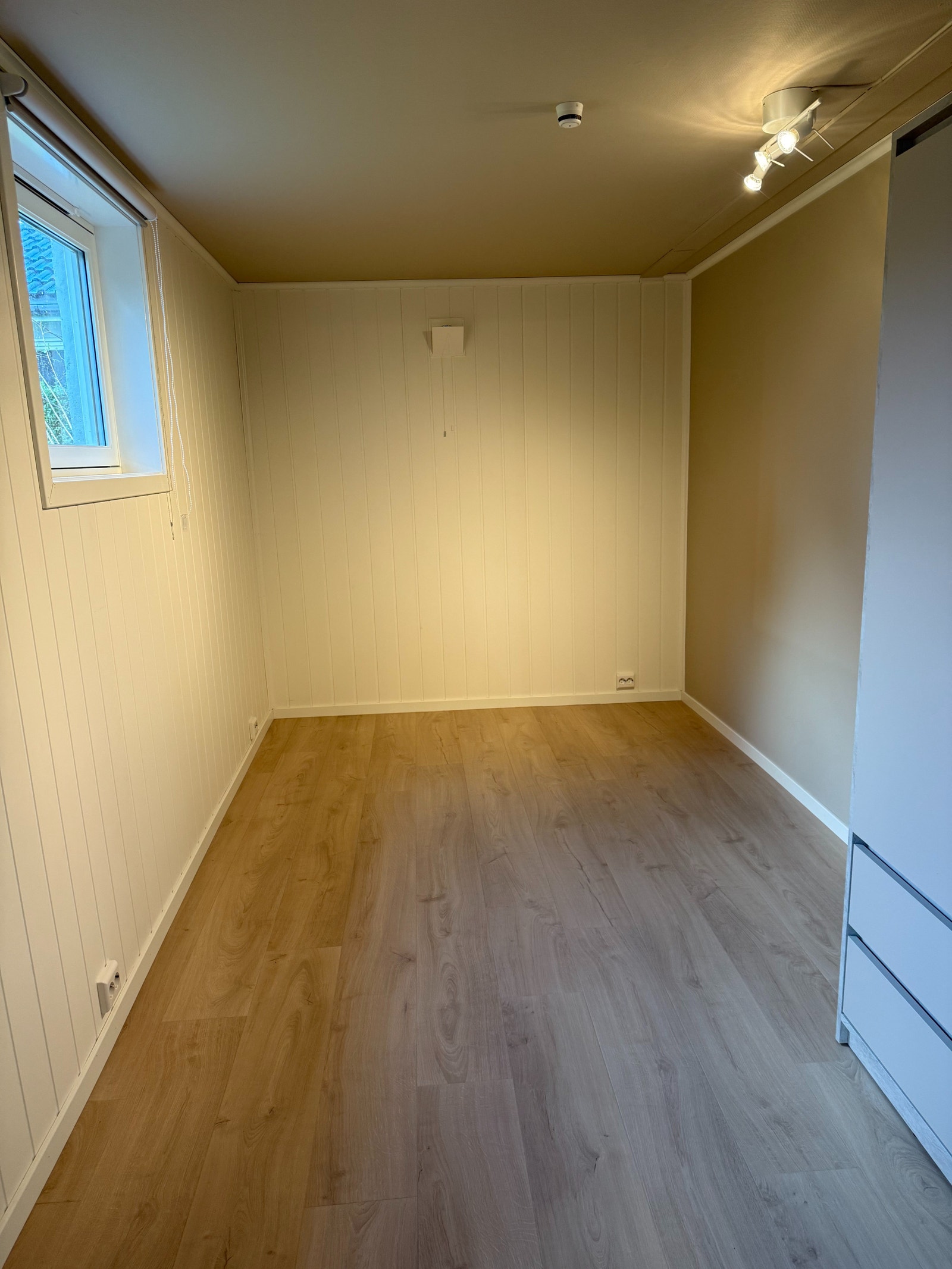 Her er det plass til dobbeltseng og nattbord Galleribilde