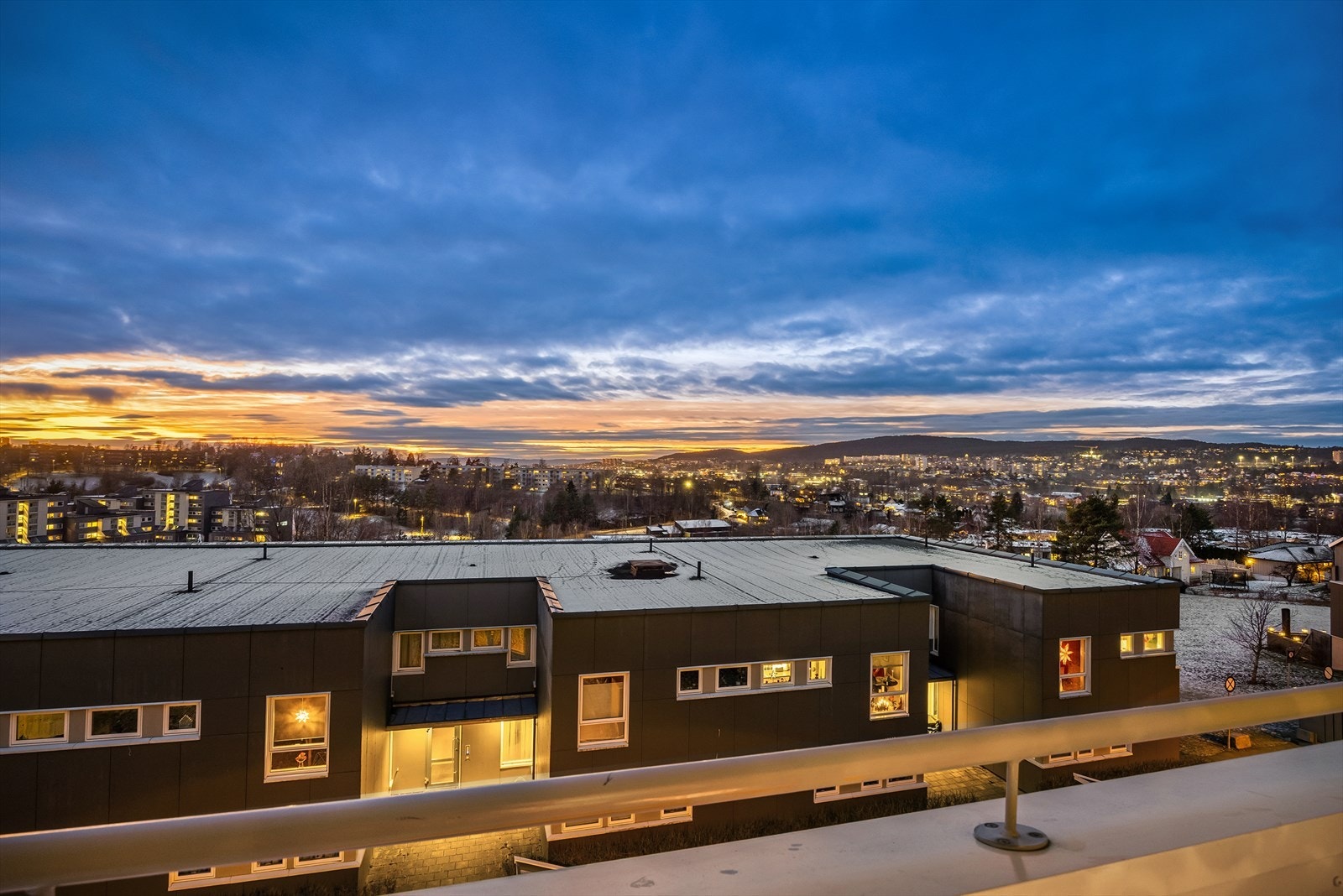 Her har du nærhet til skoler, barnehager og offentlig kommunikasjon, samt et rikt utvalg av fasiliteter og servicetilbud. Galleribilde