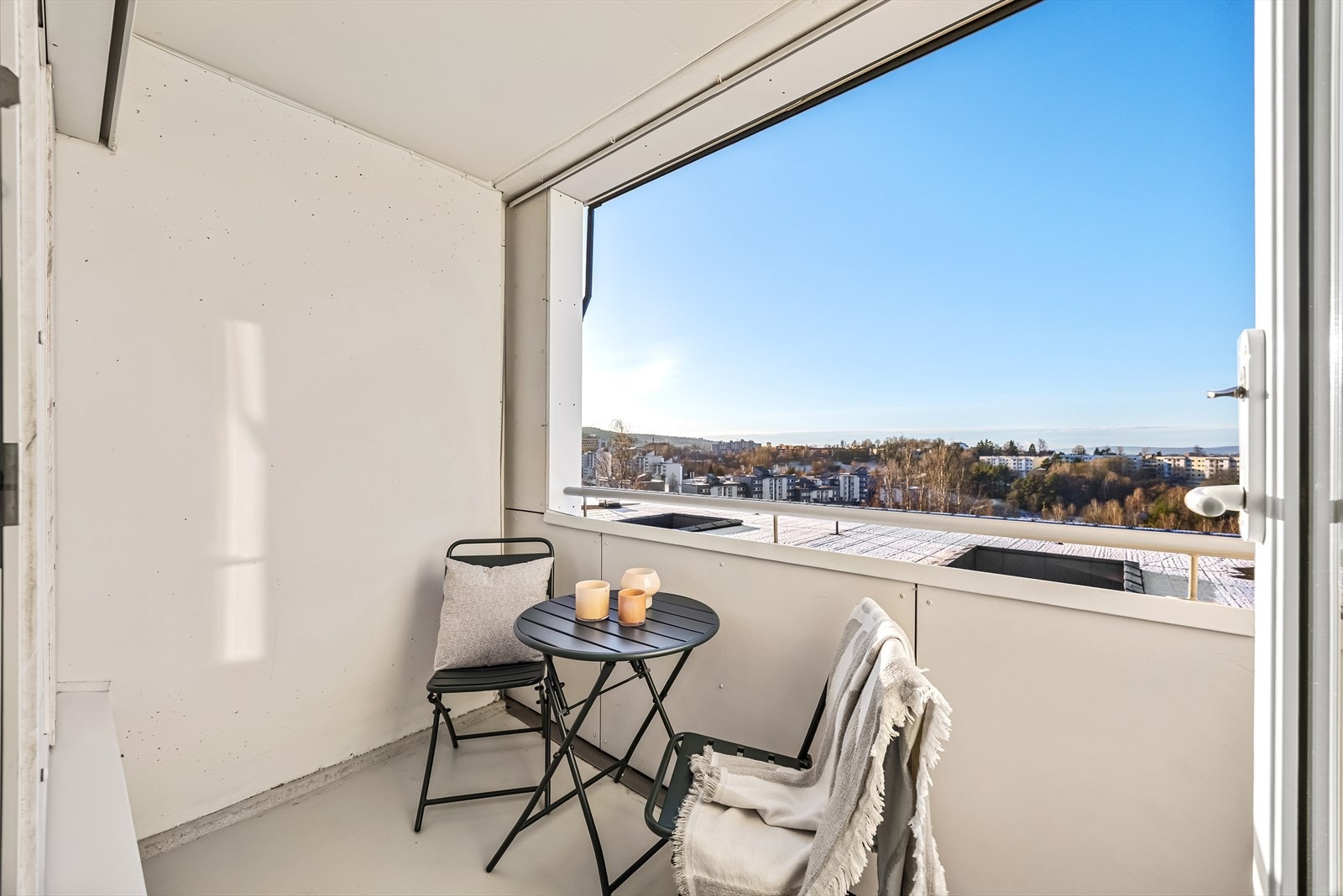 Balkongen vender mot sydvest, og byr på gode solforhold hvor du kan nyte både ettermiddags- og kveldssolen. Galleribilde