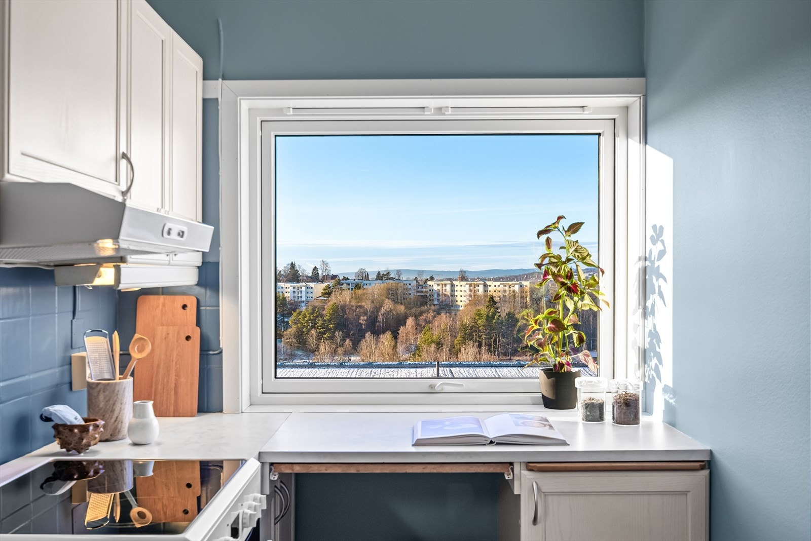 Benkeplaten er i laminat, med rustfri stålbenk og ett-greps blandebatteri. Galleribilde