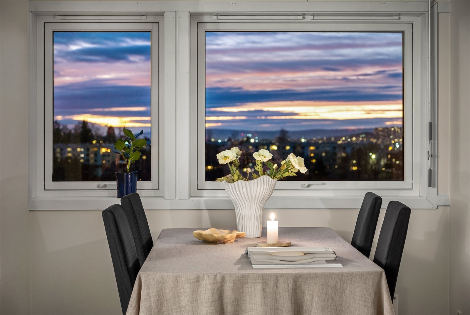 Vinduer fra 2011 med rammer/karm av treverk og 2-lags isolerglass. Galleribilde