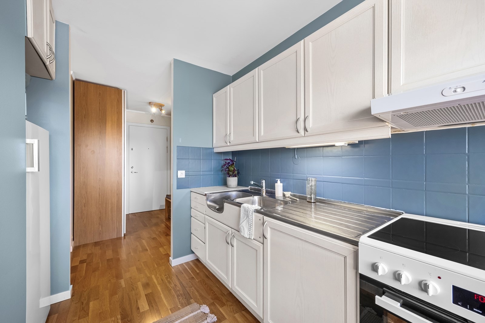 Kjøkkenet har en eldre innredning med profilerte fronter på både over- og underskap. Galleribilde