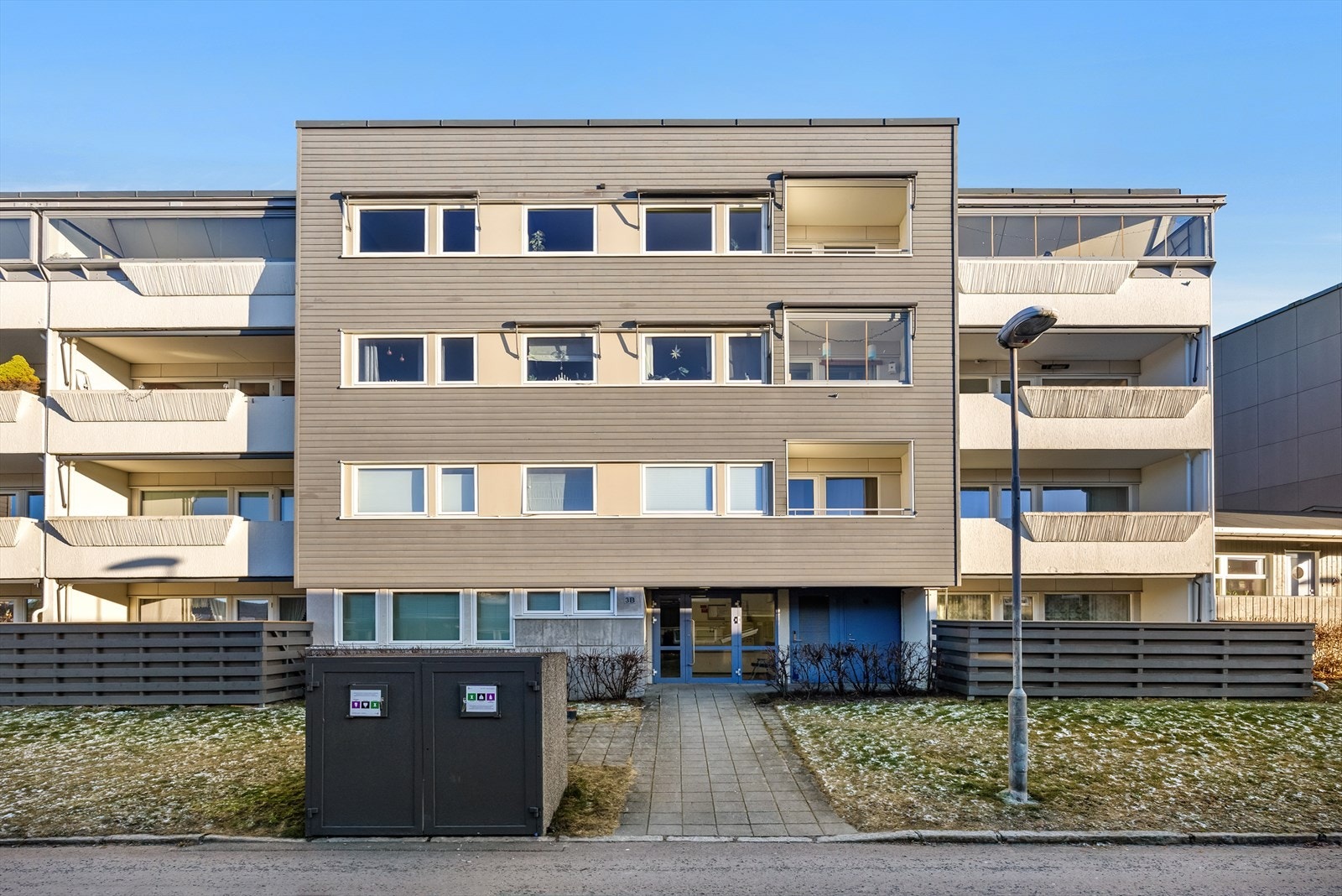 Borettslaget ligger i et rolig, attraktivt og barnevennlig boligområde, med nærhet til alt du måtte trenge i en travel hverdag. Galleribilde