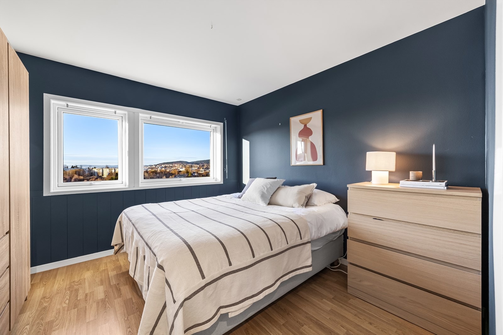 Romslig soverom med fine innredningsmuligheter og fantastisk utsikt. Galleribilde