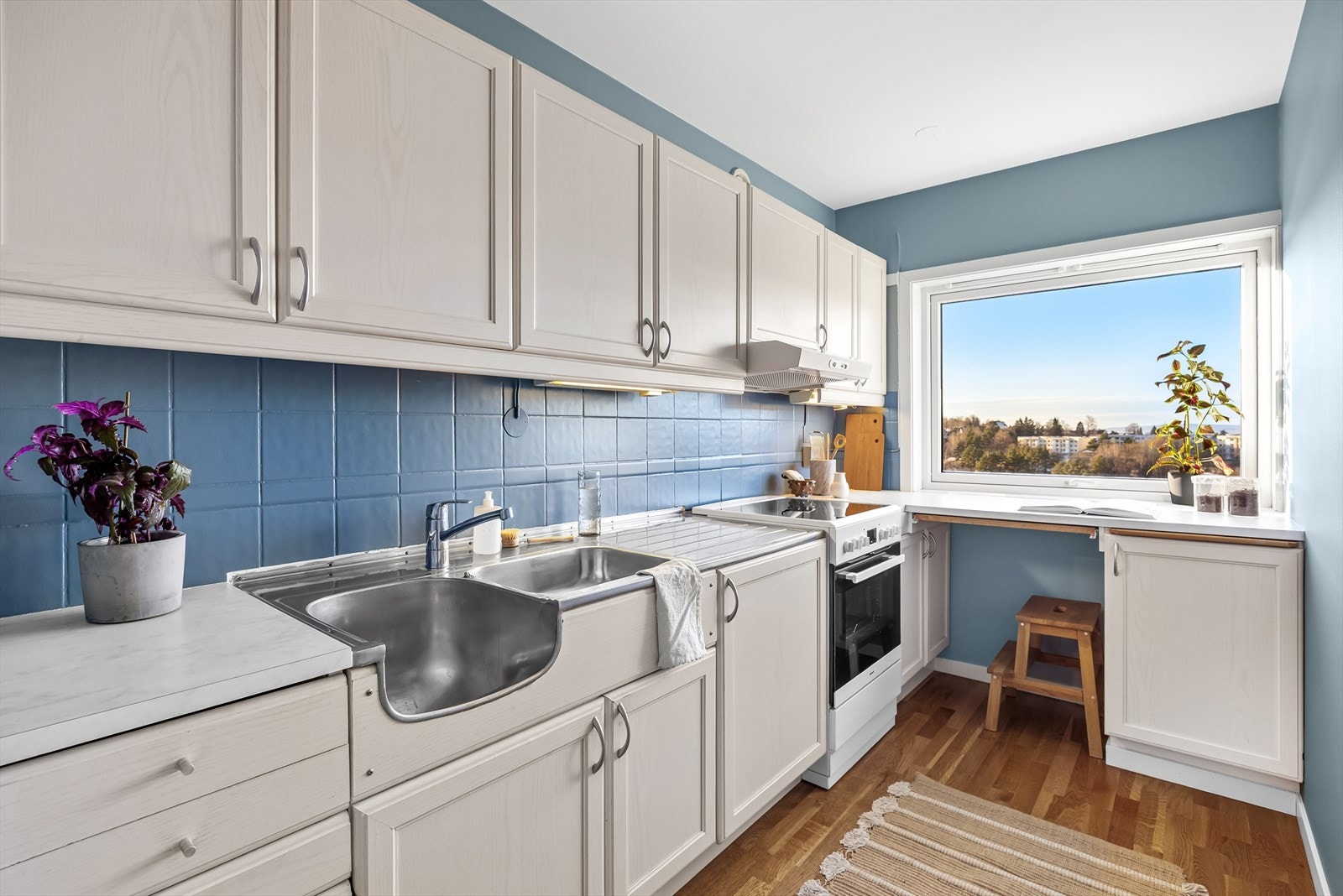 Kjøkkenet ligger adskilt i eget rom. Galleribilde