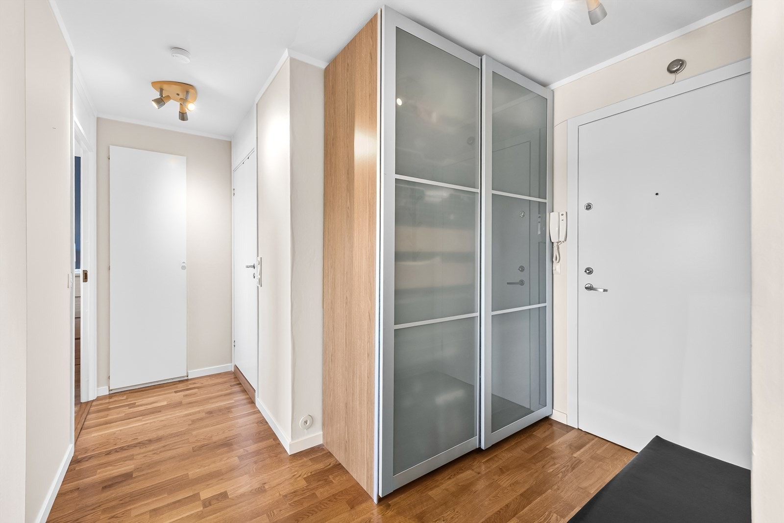 Velkommen inn! Entré med plass til å henge fra seg yttertøy og sette fra seg sko i praktisk garderobeskap. Galleribilde