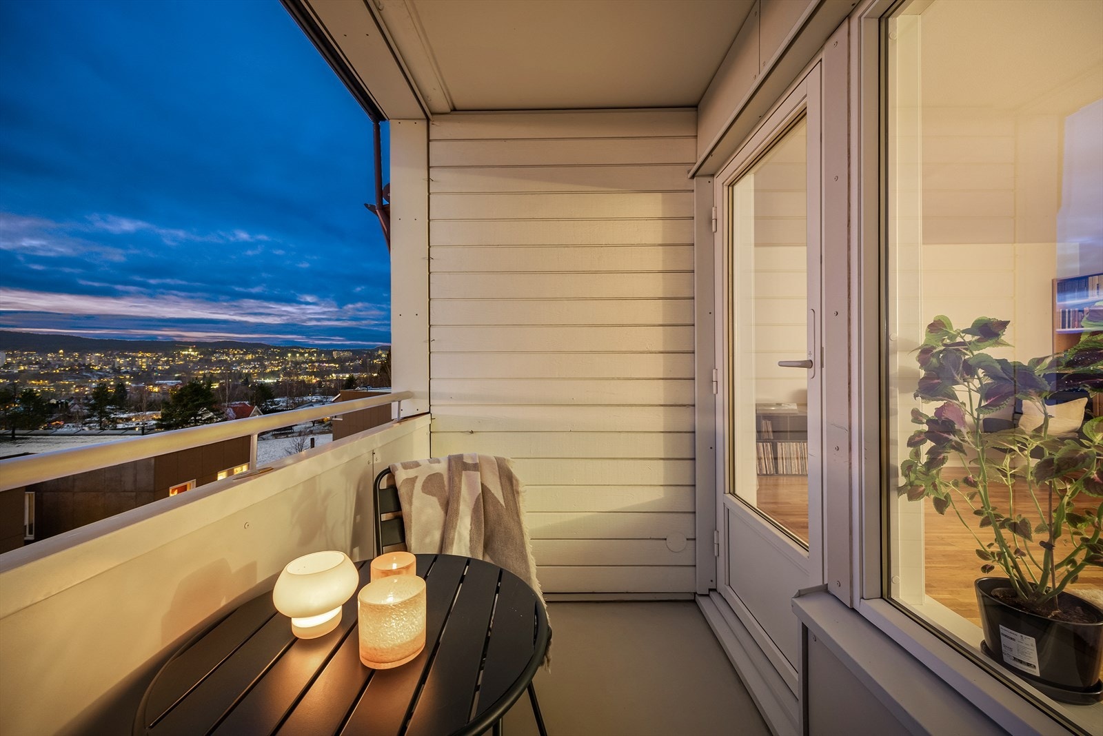 Det er montert manuell markise. Galleribilde