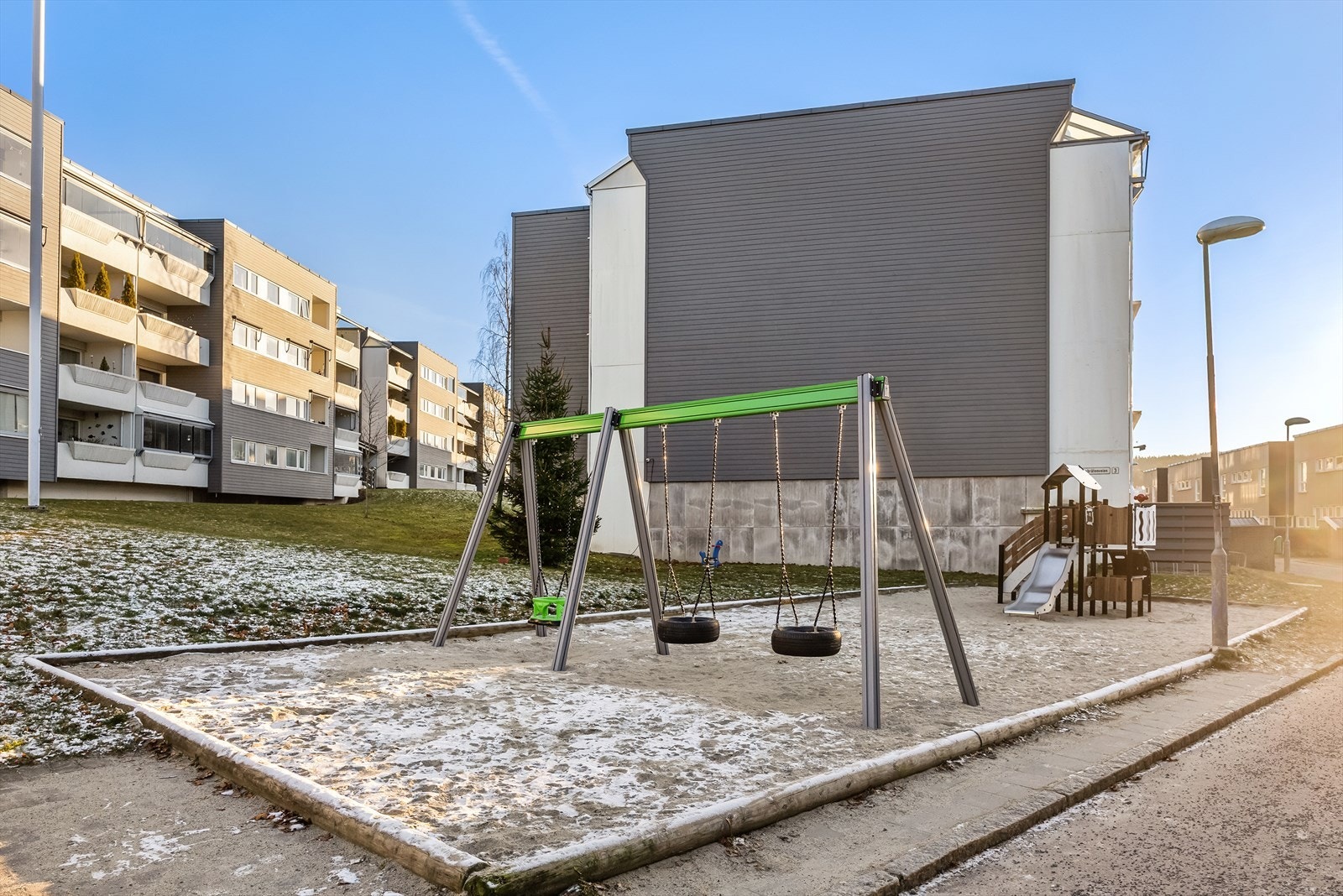 Borettslaget har pent opparbeidede fellesarealer med blant annet asfalterte internveier, gressplener, trær og prydbusker, samt lekeapparater for de minste. Galleribilde