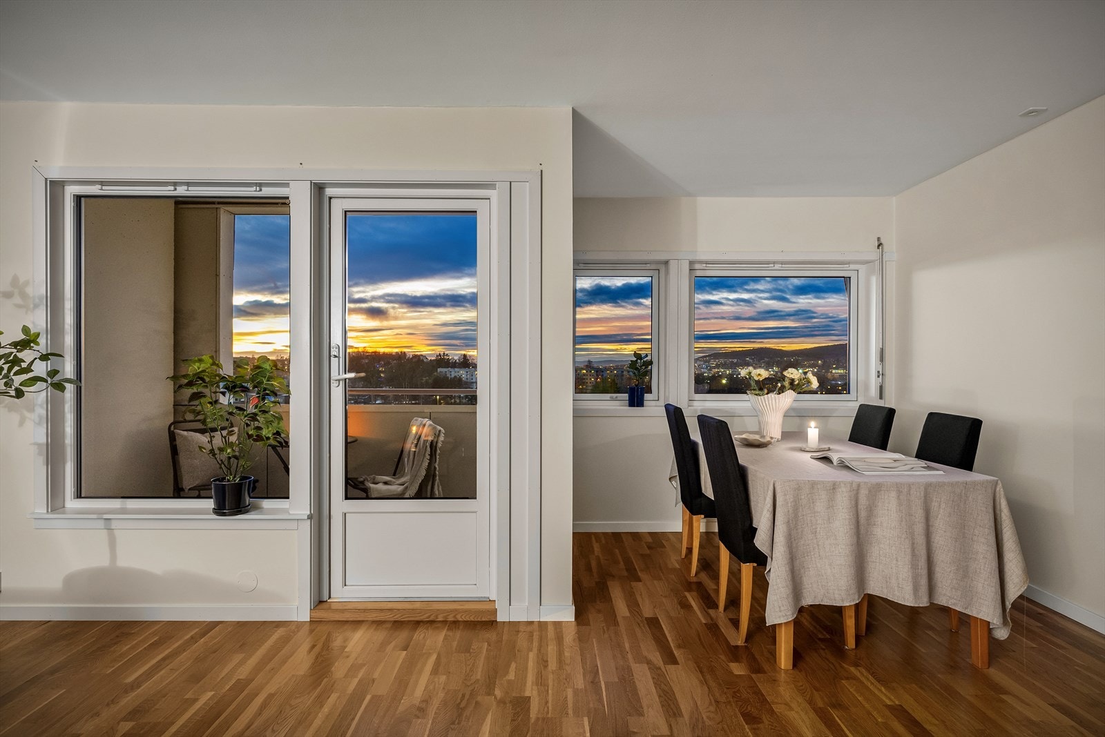 Fra stuen er det utgang til balkong. Galleribilde