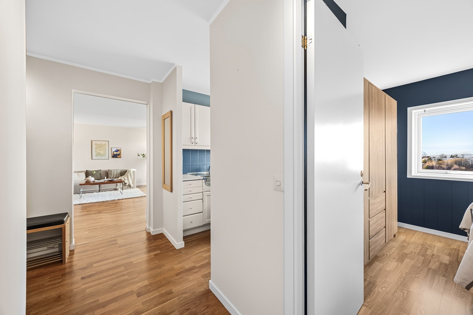 Leiligheten har en praktisk innvendig bod som gir lett tilgjengelig lagringsplass. I tillegg disponerer andelen en ekstern bod på ca. 6 m², beliggende i nabobygget. Galleribilde