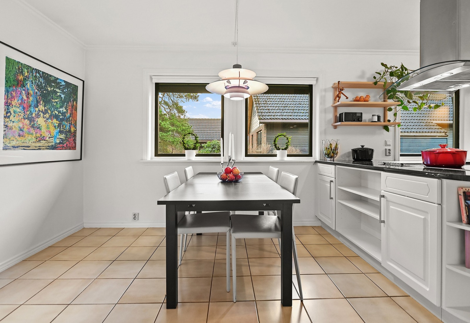 Kjøkkenet har god plass til spisebord. Galleribilde