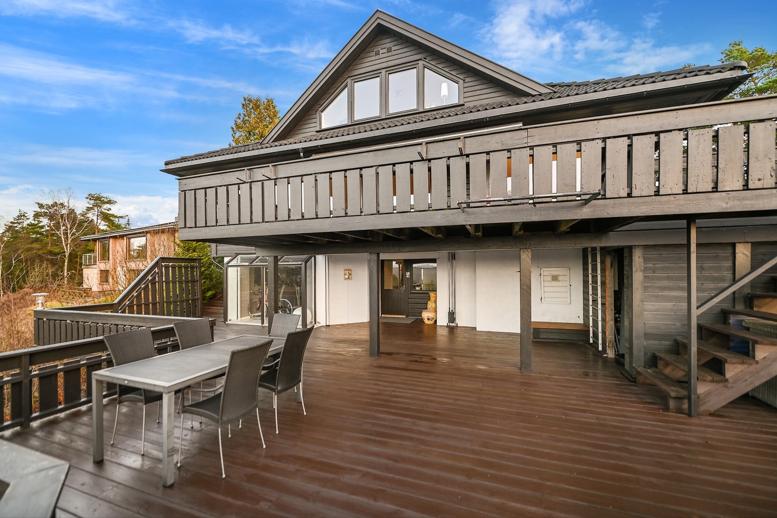 På vestsiden av huset er det store terrasser på 2 plan. Galleribilde