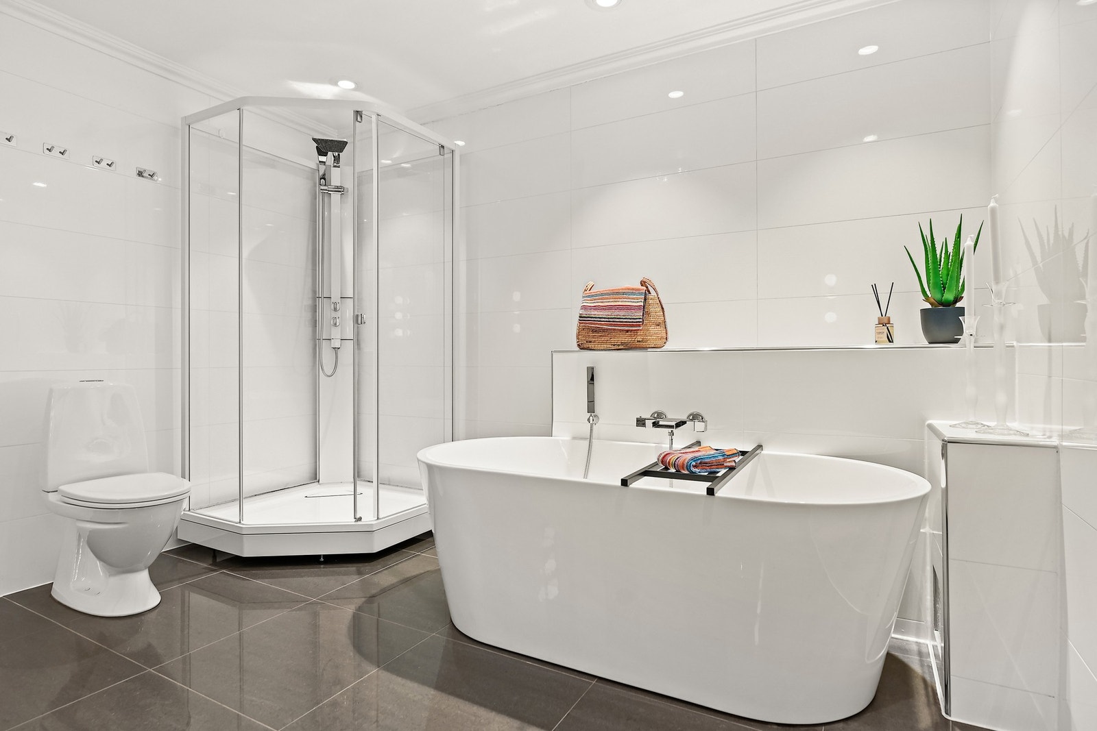 Baderommet har både dusjkabinett og badekar. Galleribilde