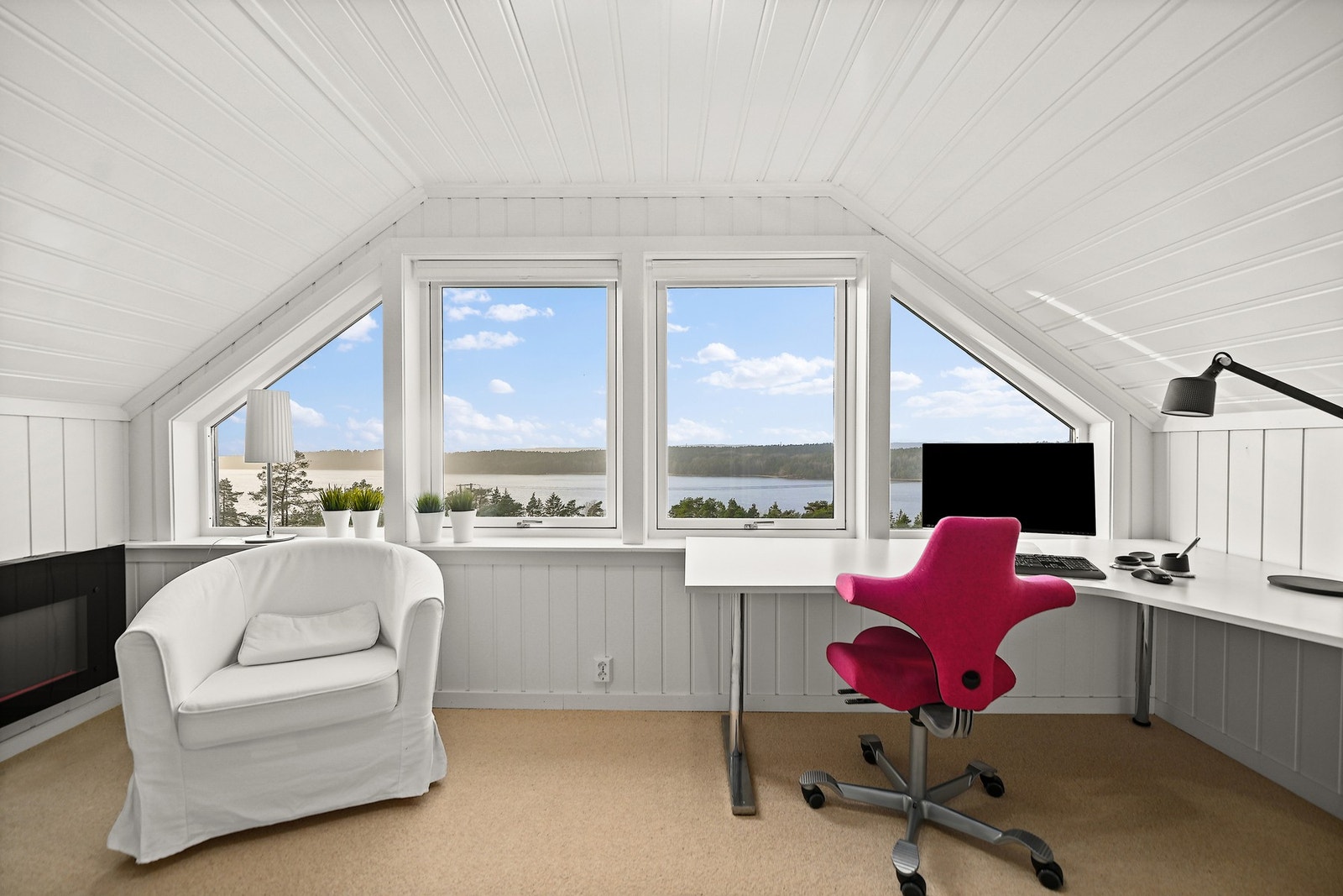 Kontoret i 2. etasje har flott utsikt mot Tunevannet. Galleribilde