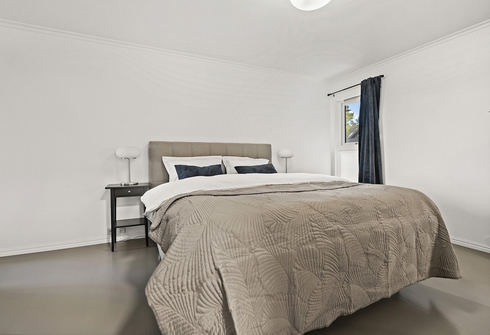 Det er ett soverom i 1. etasje, to i 2. etasje, og ett i underetasjen. Galleribilde