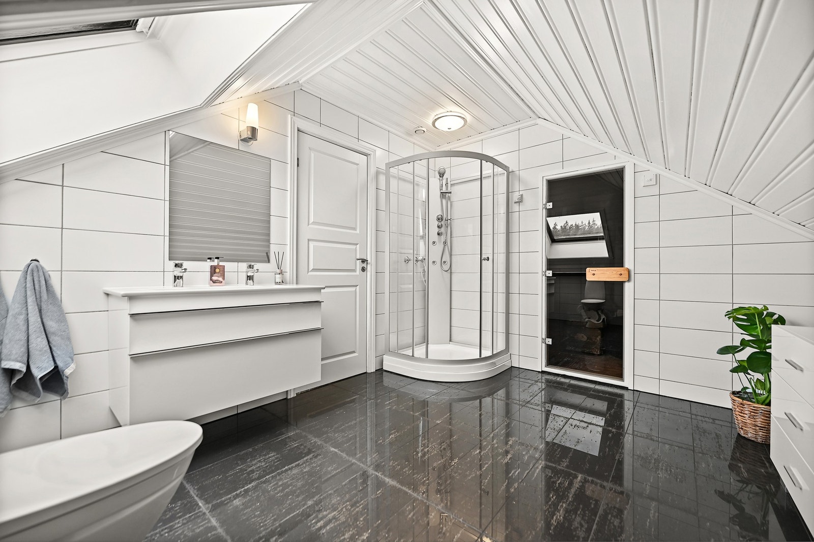 Baderommet har tilgang til badstue. Galleribilde