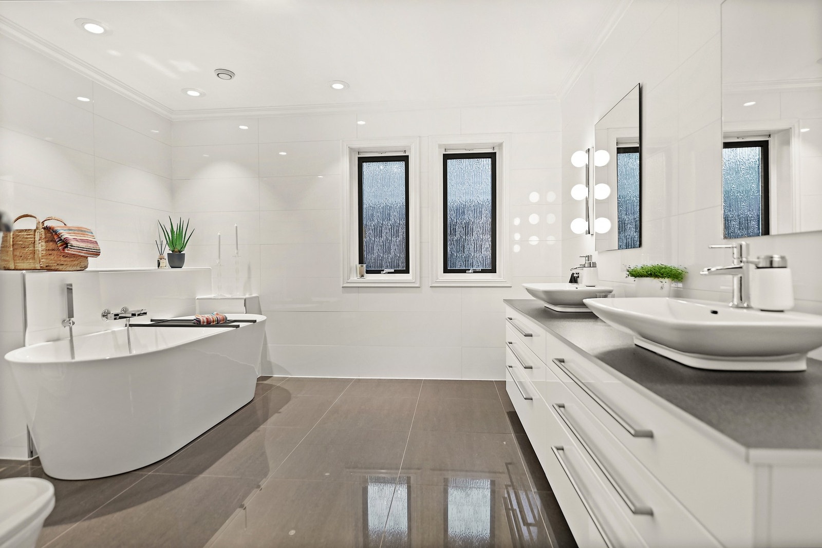 Stort og flott baderom i 1. etasje. Galleribilde