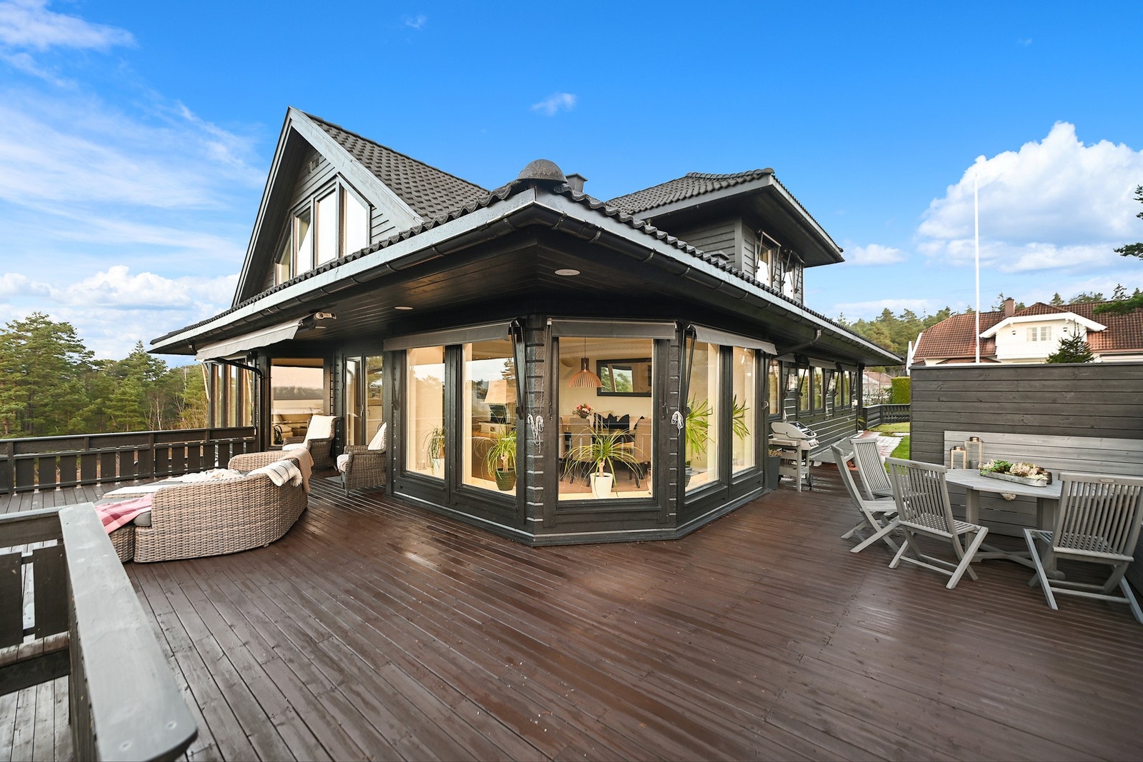 Det er store uteplasser på 2 sider av huset, og her har du sola fra tidlig morgen til sent på kveld. Galleribilde