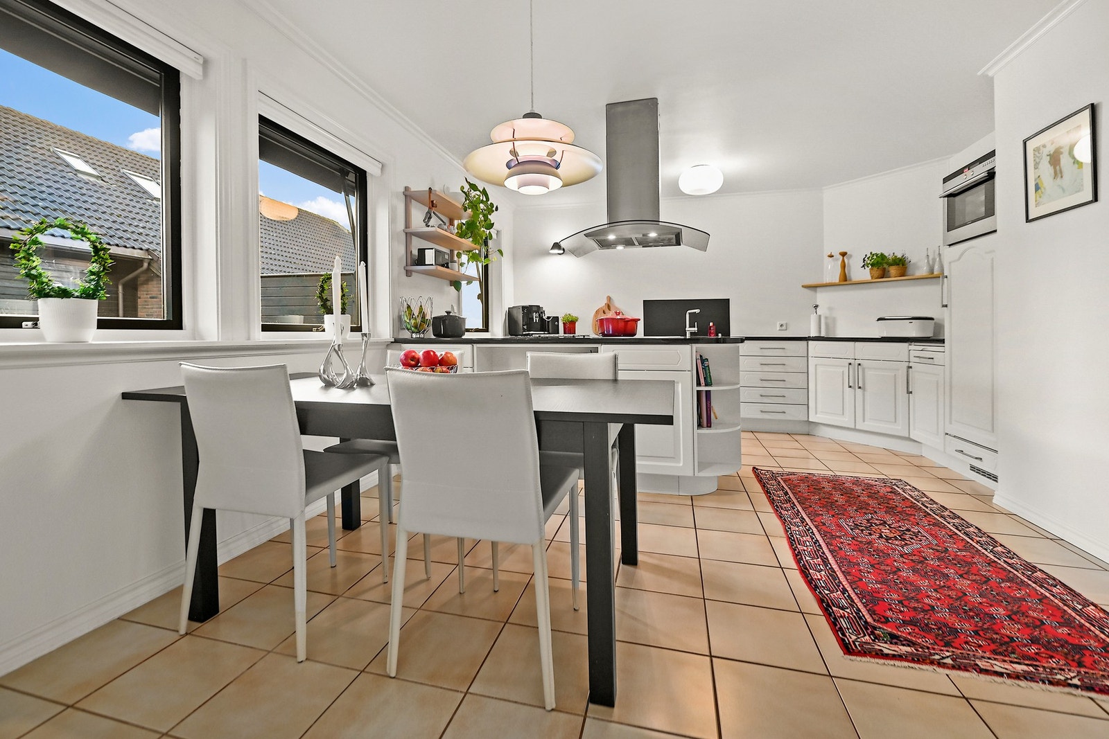 Stort kjøkken med spiseplass. Galleribilde