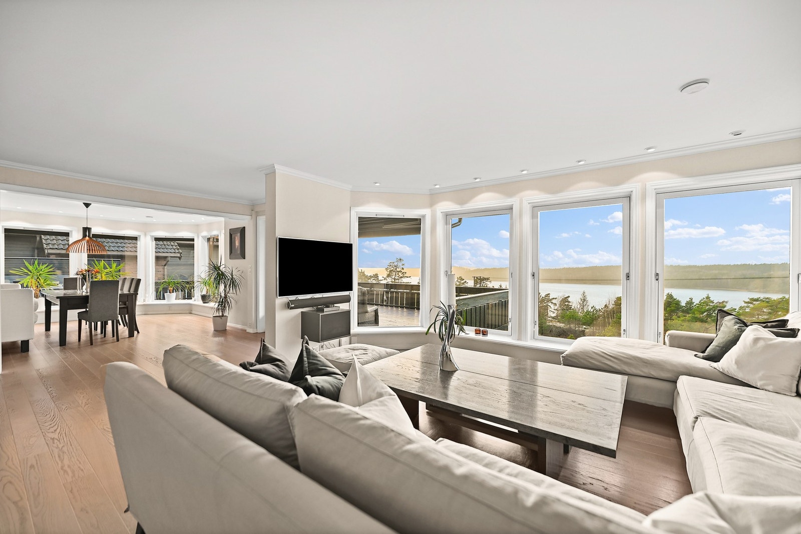 Eiendommen ligger vestvendt mot Tunevannet, og har flott utsikt. Galleribilde