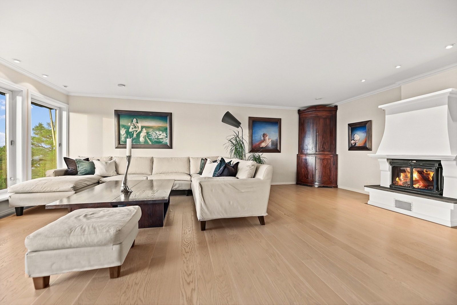 Huset har vannbåren gulvvarme, og i stuen er det i tillegg en peis for vedfyring. Galleribilde