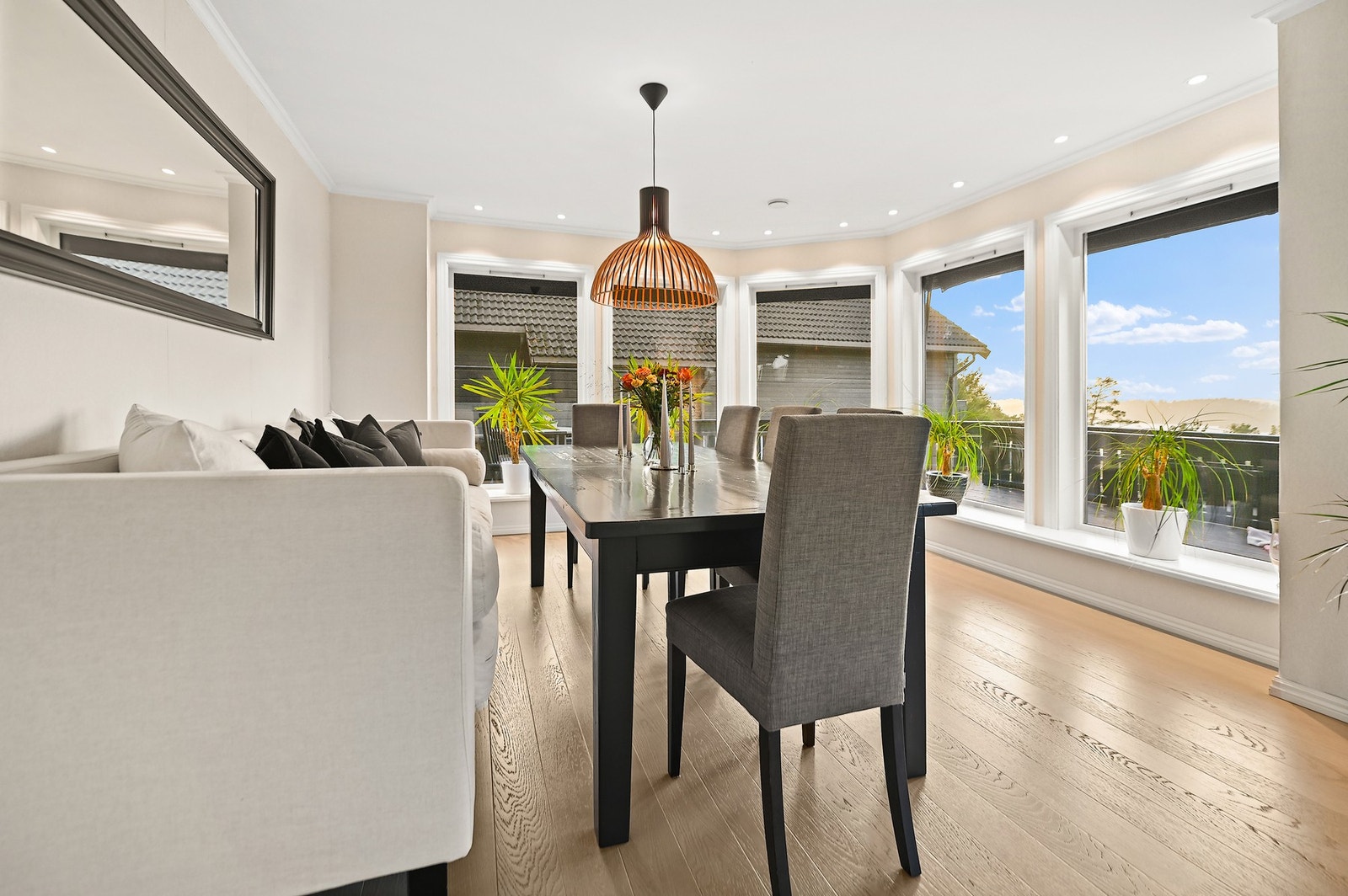 Boligen inneholder blant annet 4 soverom, 2 bad og eget vaskerom. Galleribilde