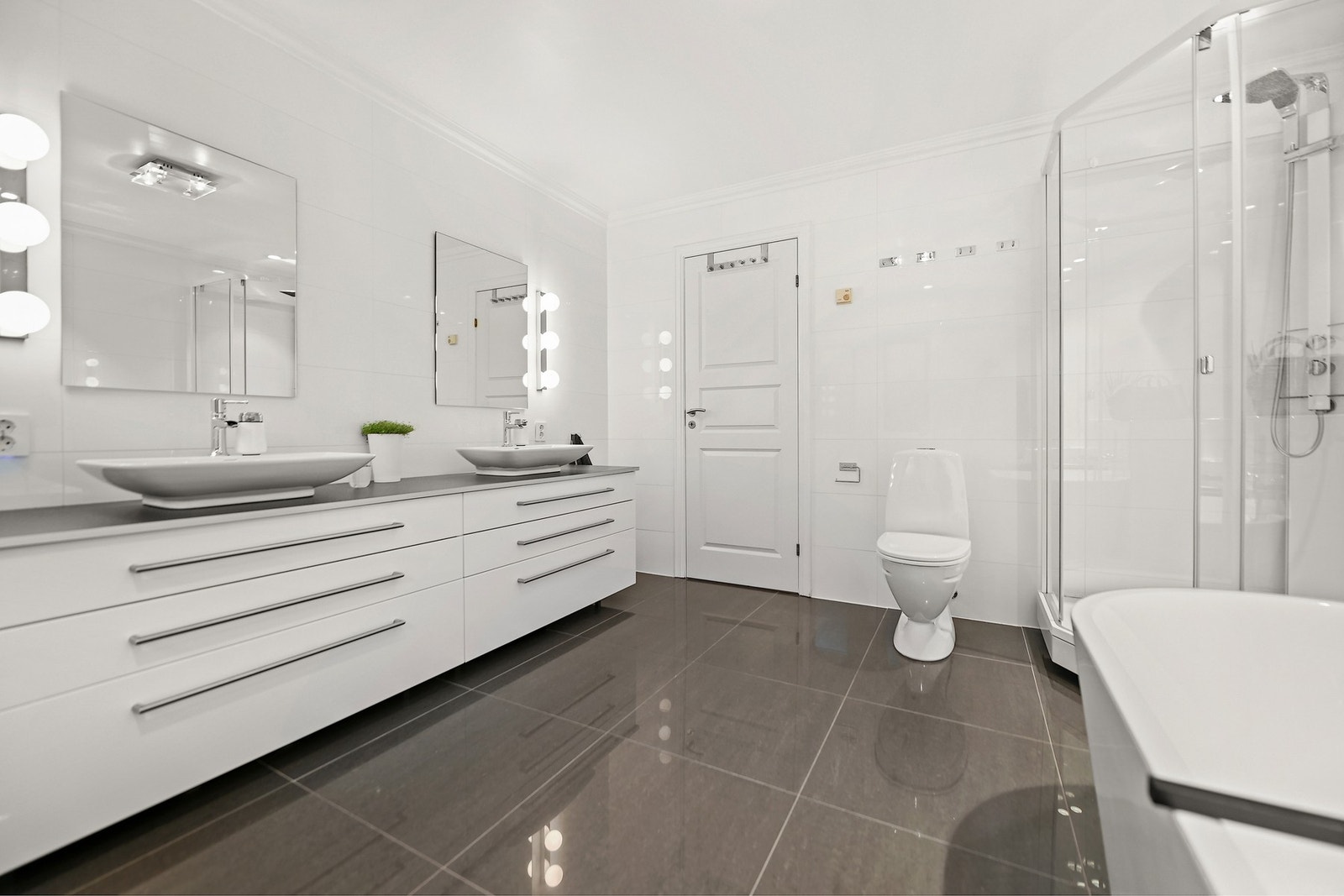 Stor baderomsinnredning med 2 servanter. Galleribilde