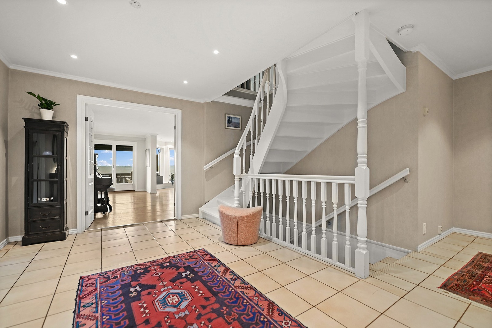 Det er trappeløp fra hallen i 1. etasje. Galleribilde