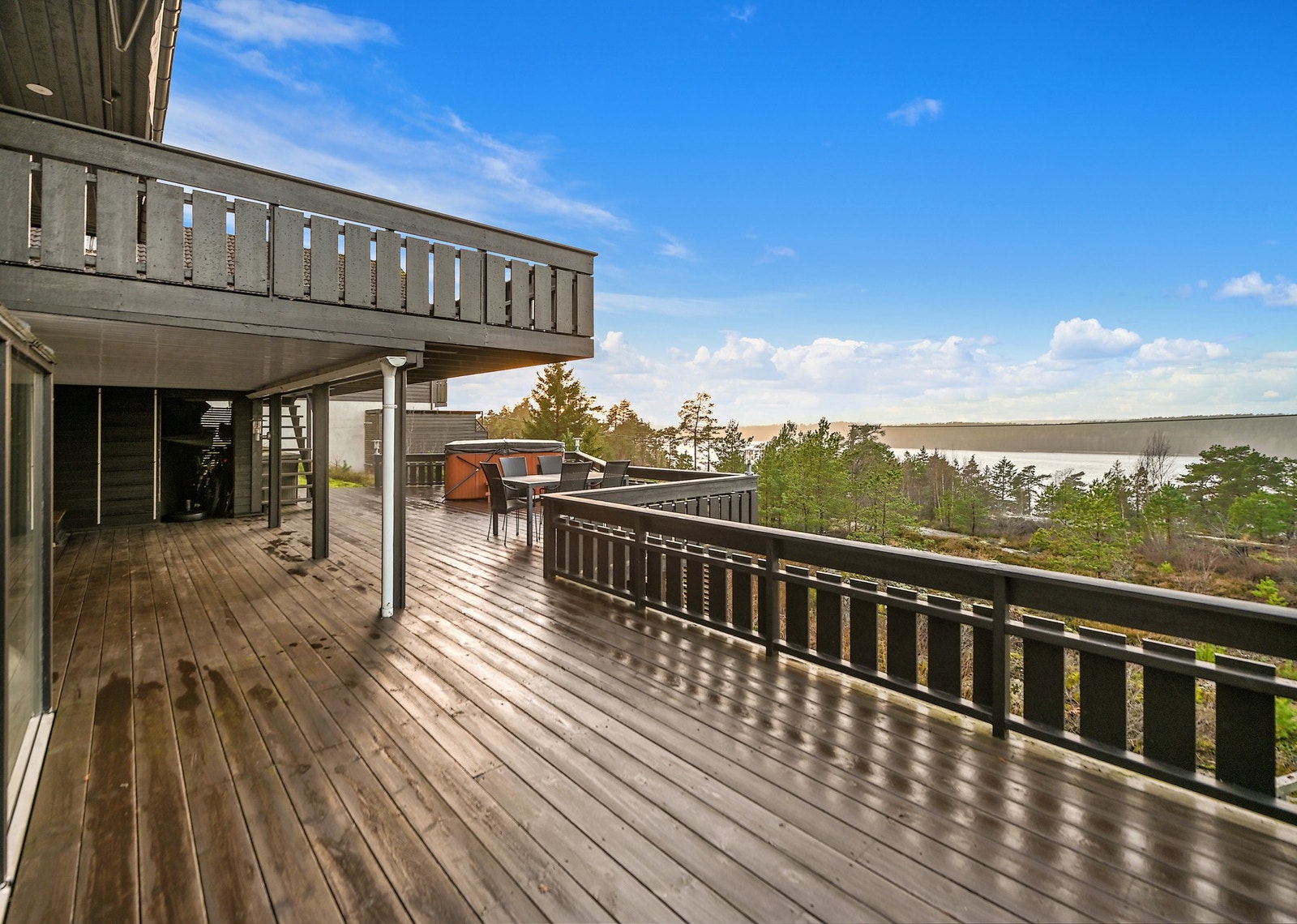 På den nederste terrassen er det jacuzzi, og denne medfølger i salget. Galleribilde