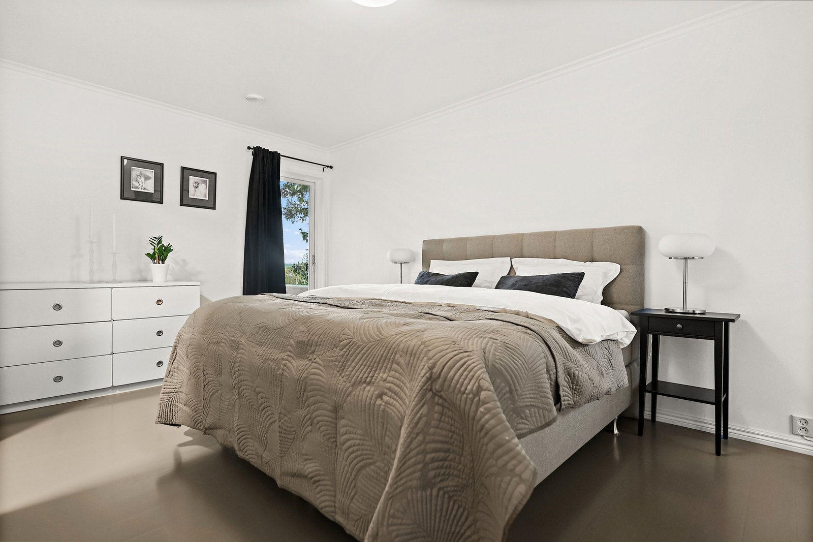 Hovedsoverommet har god størrelse og tilgang til walk-in-garderobe. Galleribilde