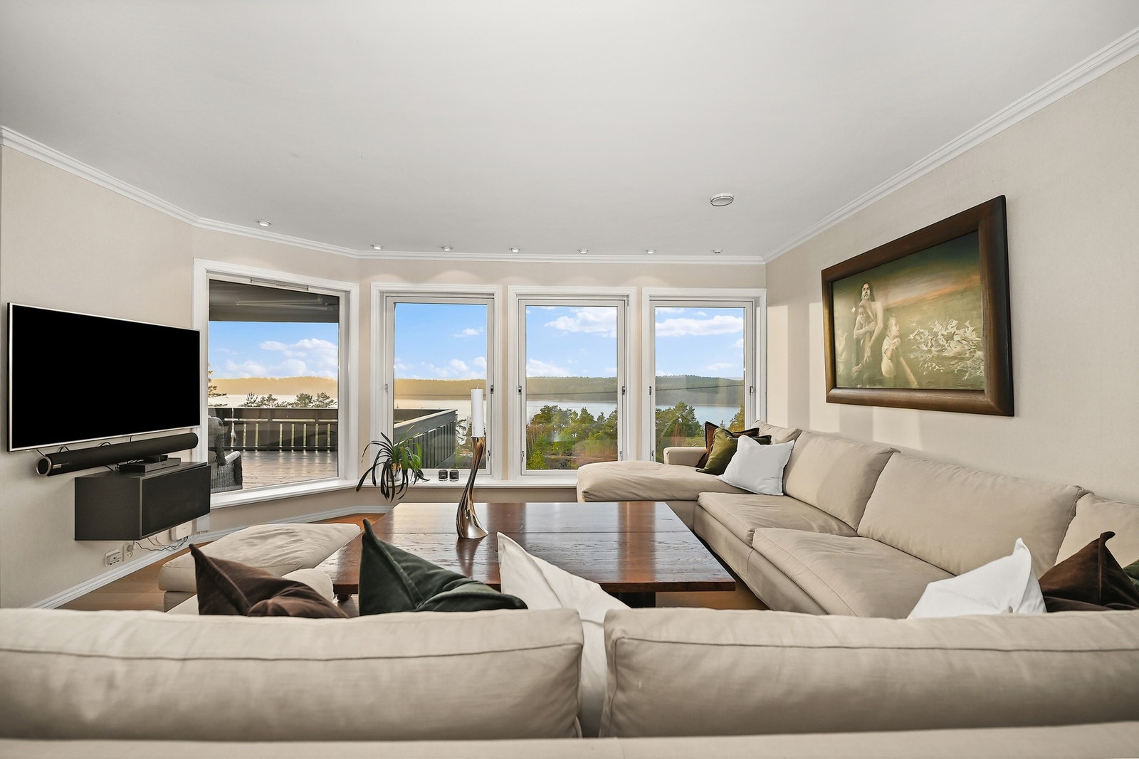 Utsikten kommer godt frem både inne og ute, og du er godt skjermet for innsyn. Galleribilde