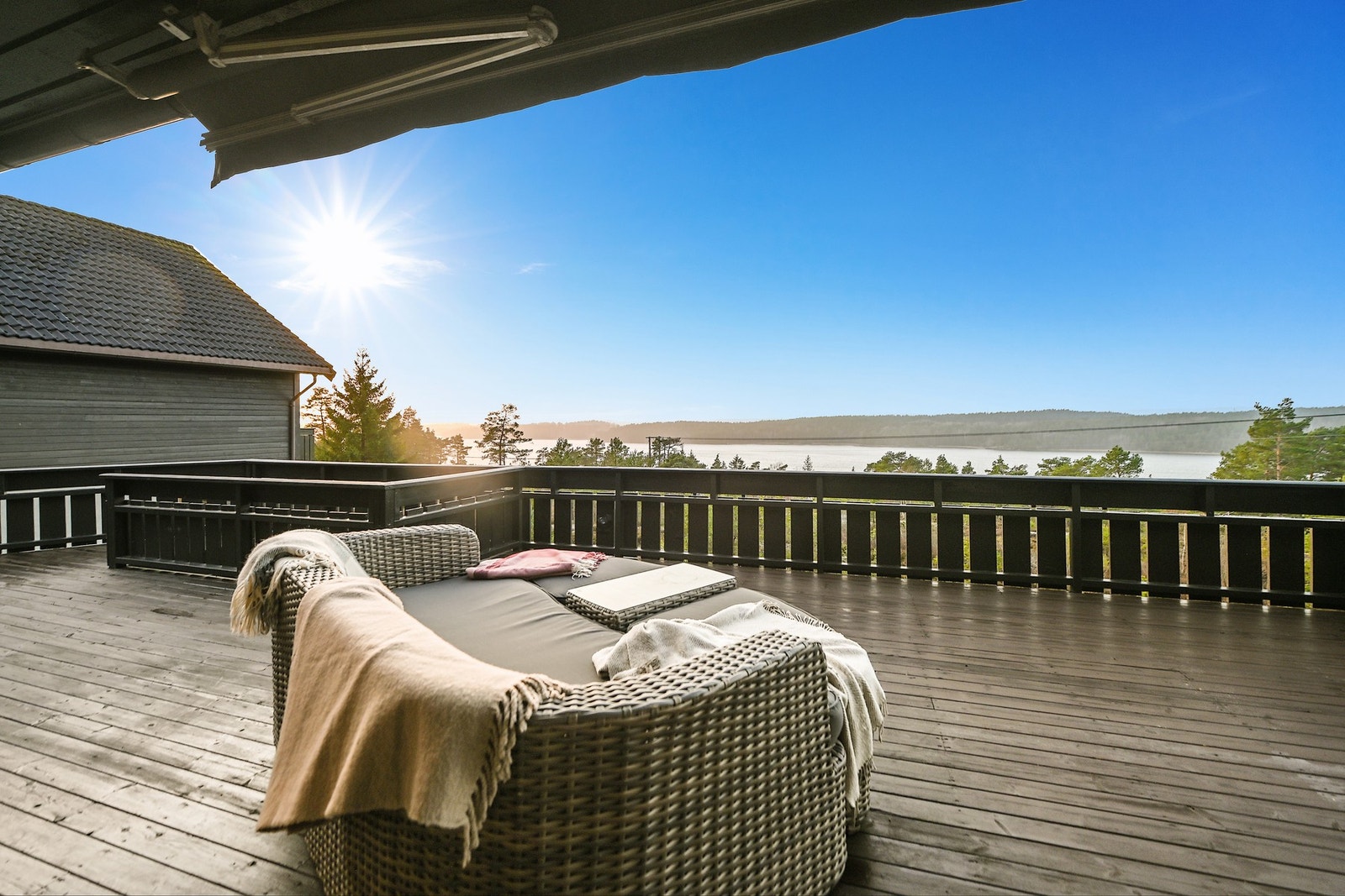 Her kan du nyte solen når den går ned over Tunevannet. Galleribilde