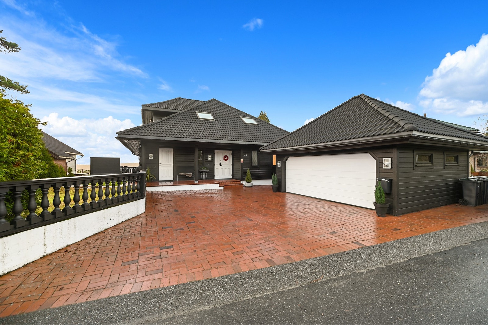 Dette er en stor og innholdsrik enebolig med et bruksareal på hele 312 kvm. Galleribilde