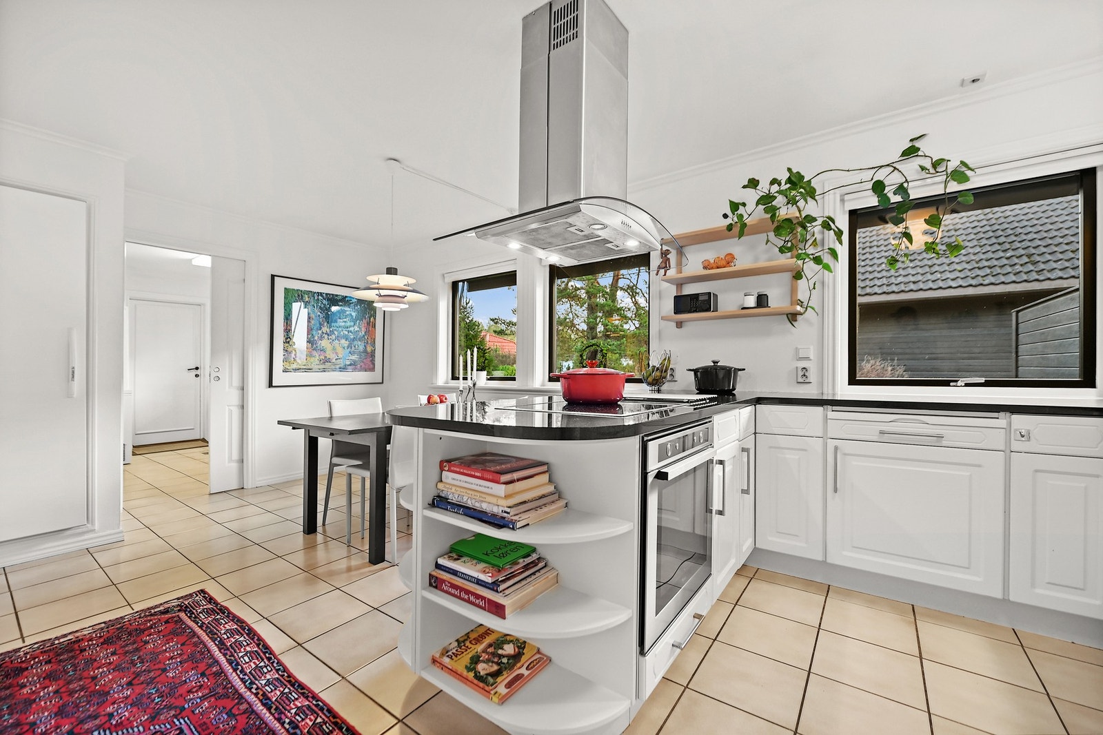 Det er benkeplater i stein, og det er integrert koketopp, stekeovn, dampovn, oppvaskmaskin og kjøleskap. Galleribilde