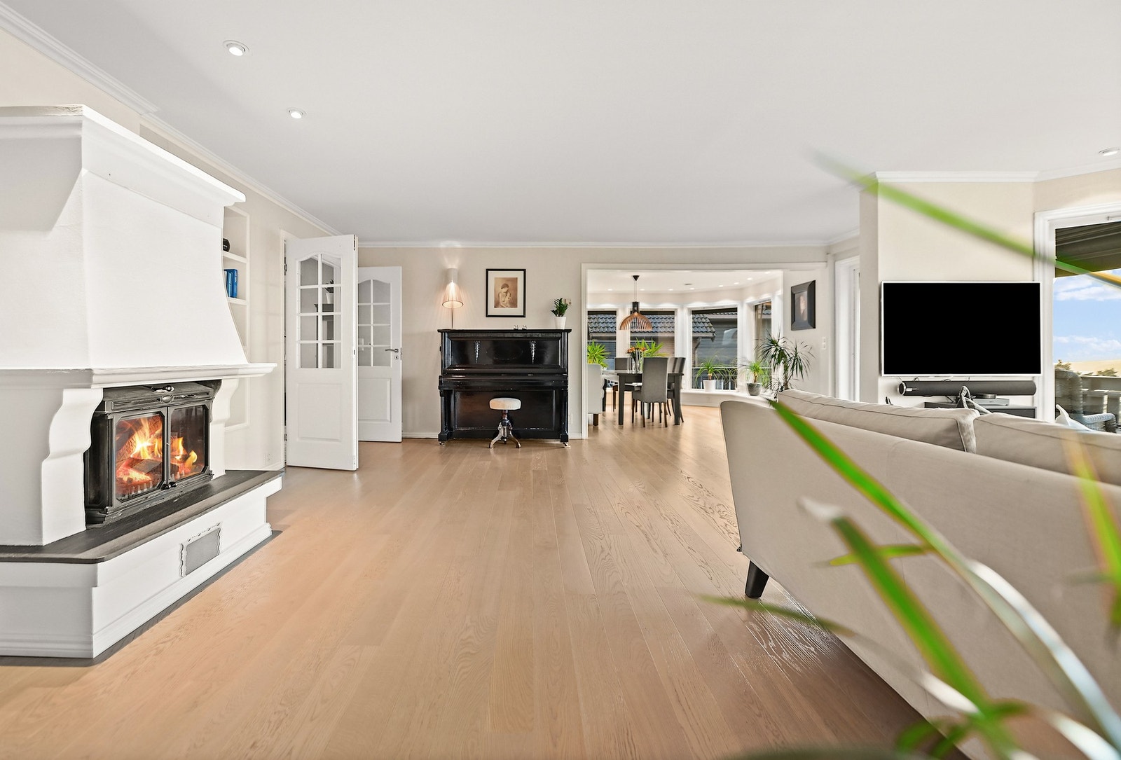 I tillegg til stuen i hovedetasjen er det både loftstue og kjellerstue. Galleribilde