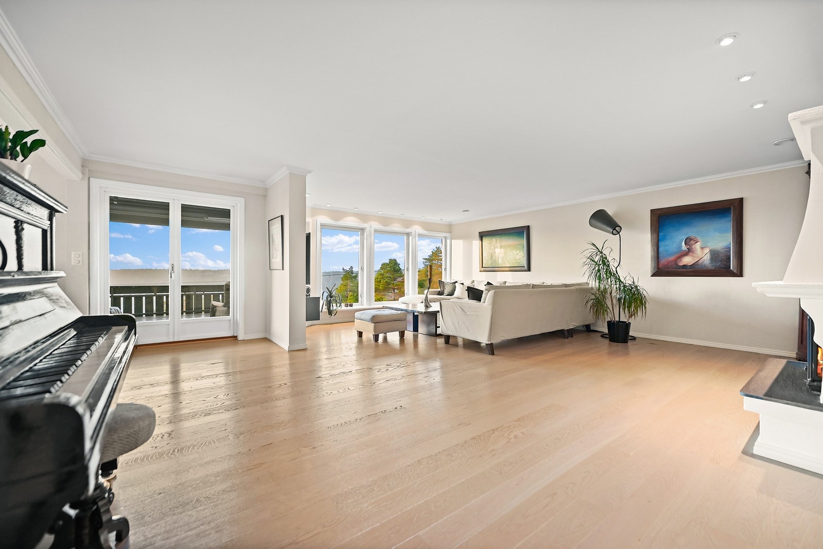 I 1. etasje er det store og flotte stuearealer. Galleribilde