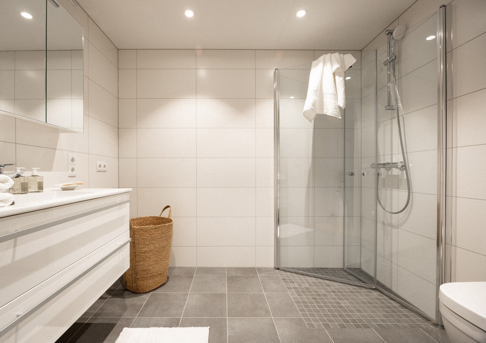 Leilighetens hovedbad med opplegg for vaskemaskin. Galleribilde