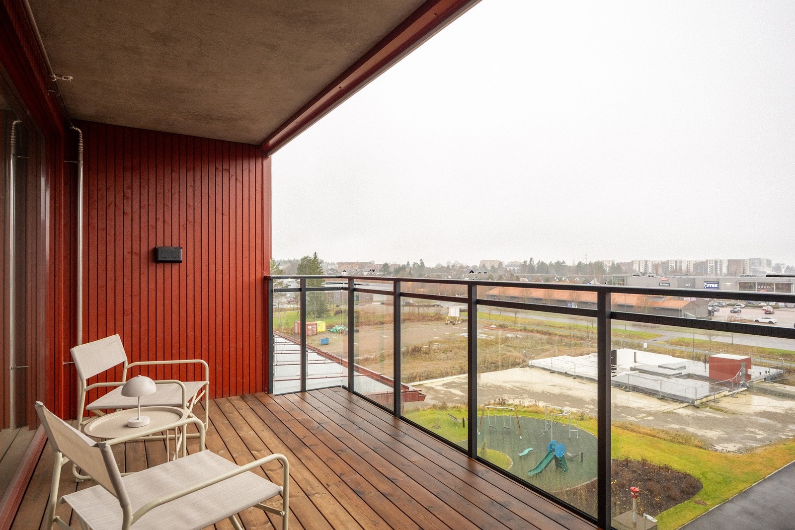 Utgang fra stue til stor solrik balkong på 12 kvm. Galleribilde