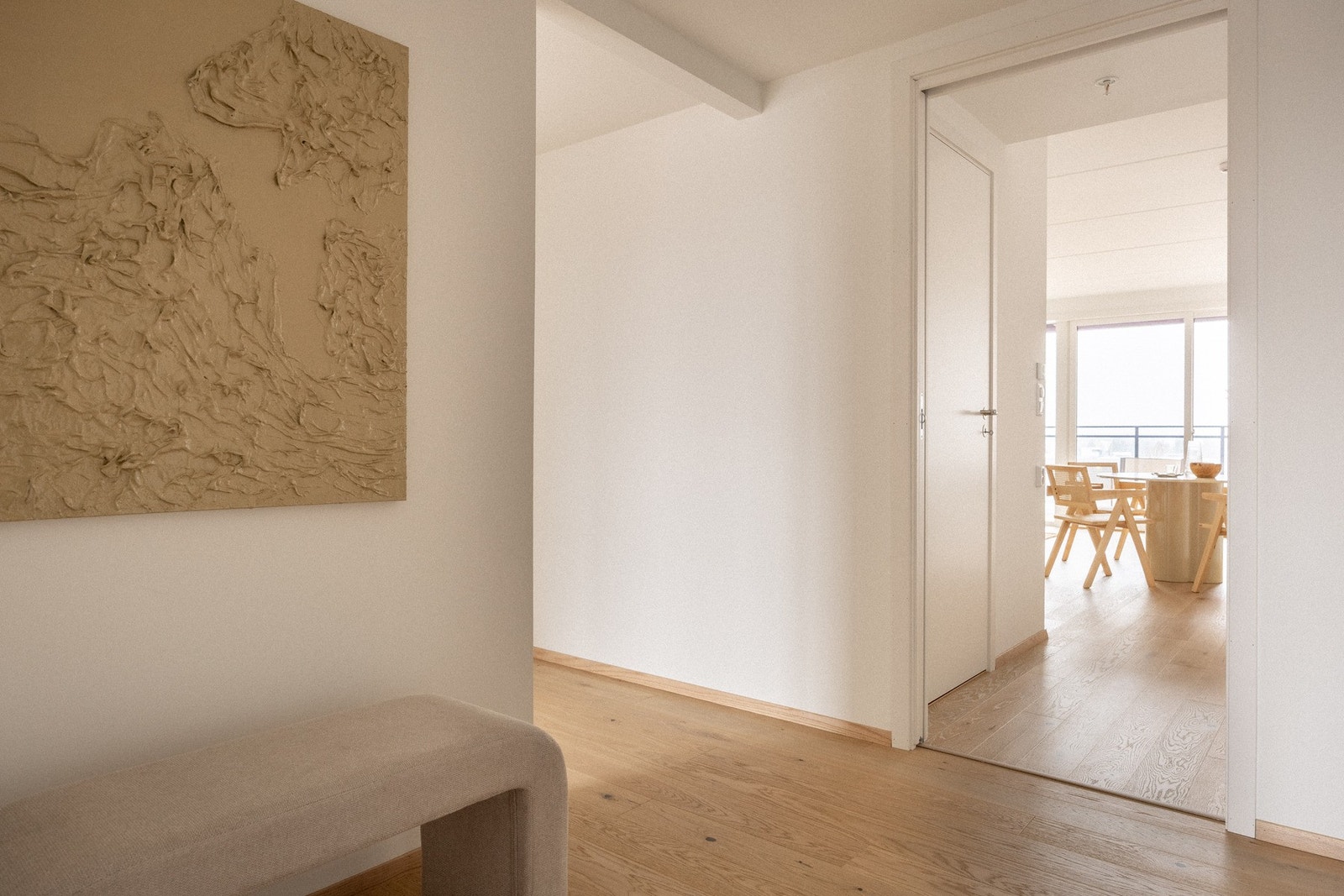 Romslig og lys entré/gang med plass til ønskelige møblementer. Galleribilde