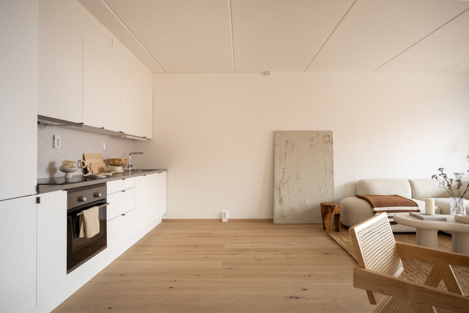 Over kjøkkenskap er det innkassing av ventilasjonskanal for avtrekksvifte. Galleribilde