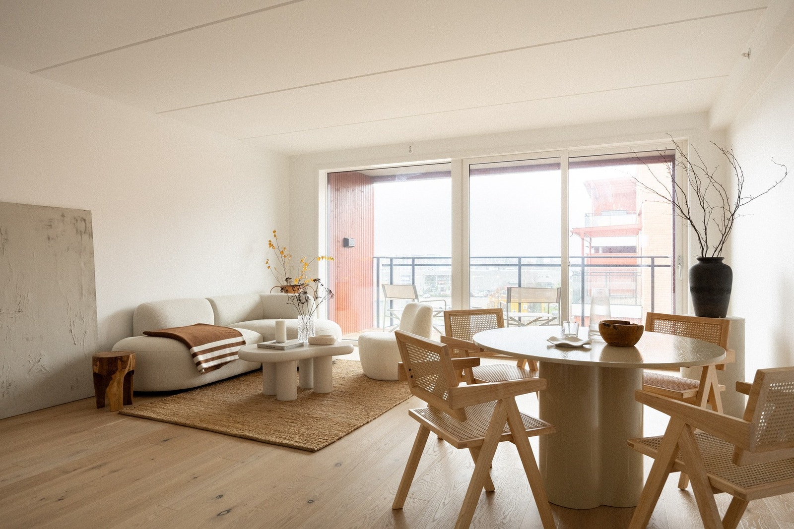 Leiligheten har store vindusflater som slipper inn mye naturlig lys. Galleribilde