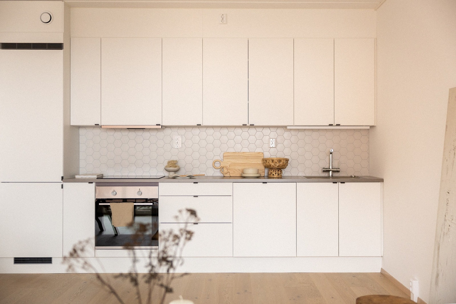 Stort og sosialt kjøkken med praktiske løsninger samt godt med både skap- og benkeplass. Galleribilde