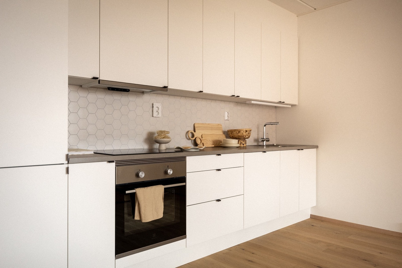 Stilrent Sigdal kjøkken med lyse fronter. Galleribilde