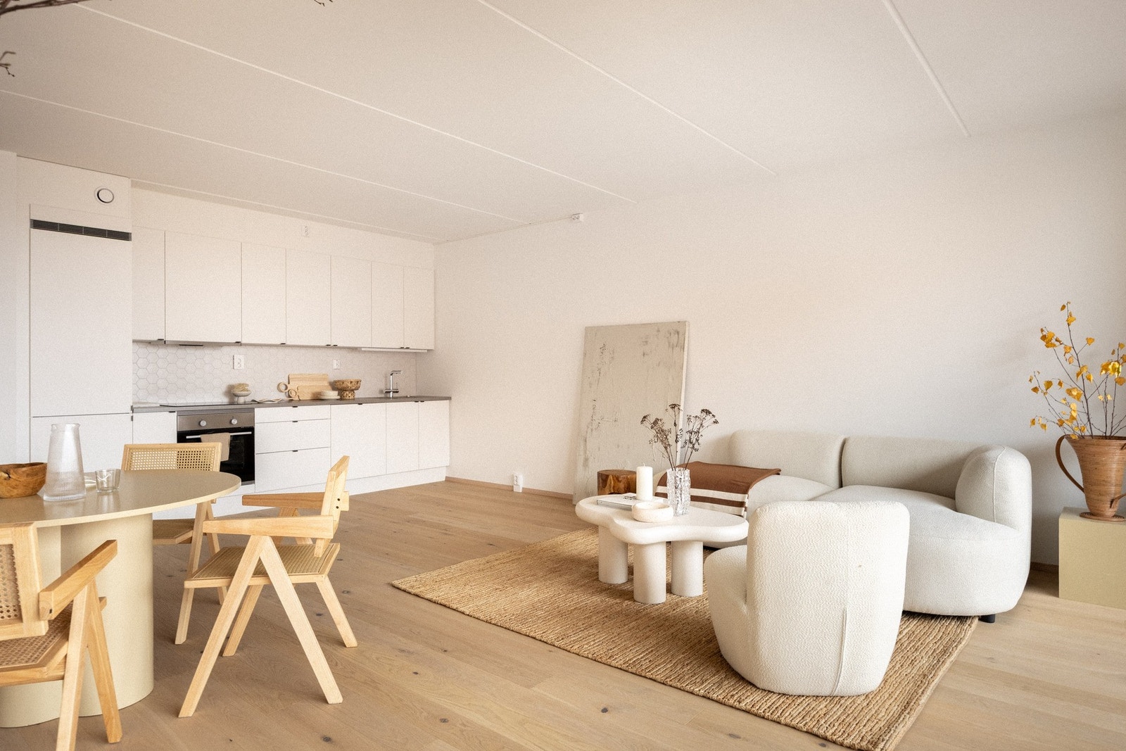 Leiligheten har en åpen luftig kjøkkenløsning mot stue. Galleribilde