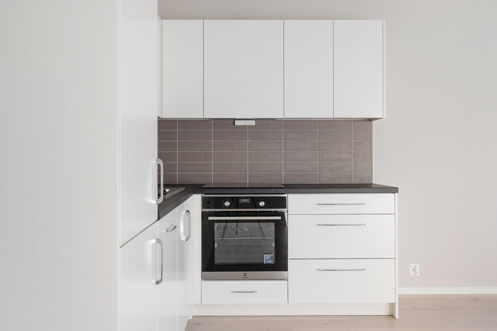 Skapinnredningen er stilren og rommer det meste til hverdagen. Galleribilde