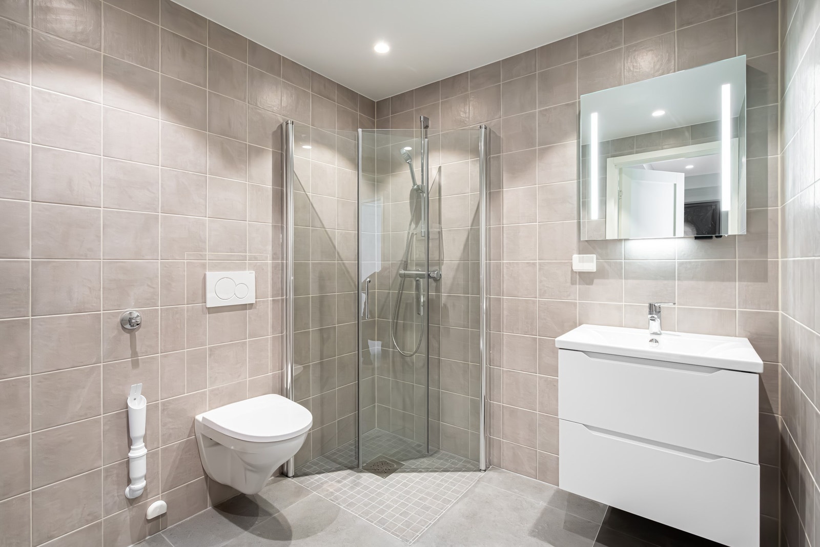 Leiligheten har et lyst og innbydende bad. Galleribilde