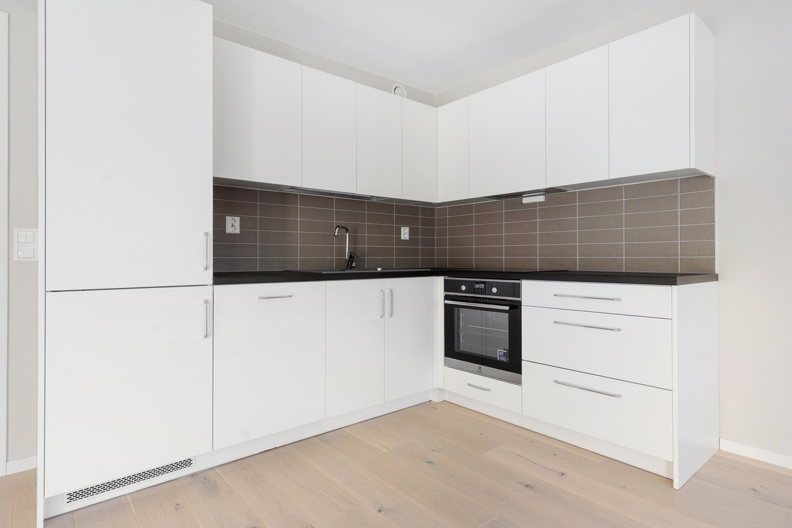 Moderne kjøkken med integrerte hvitevarer fra Electrolux. Galleribilde