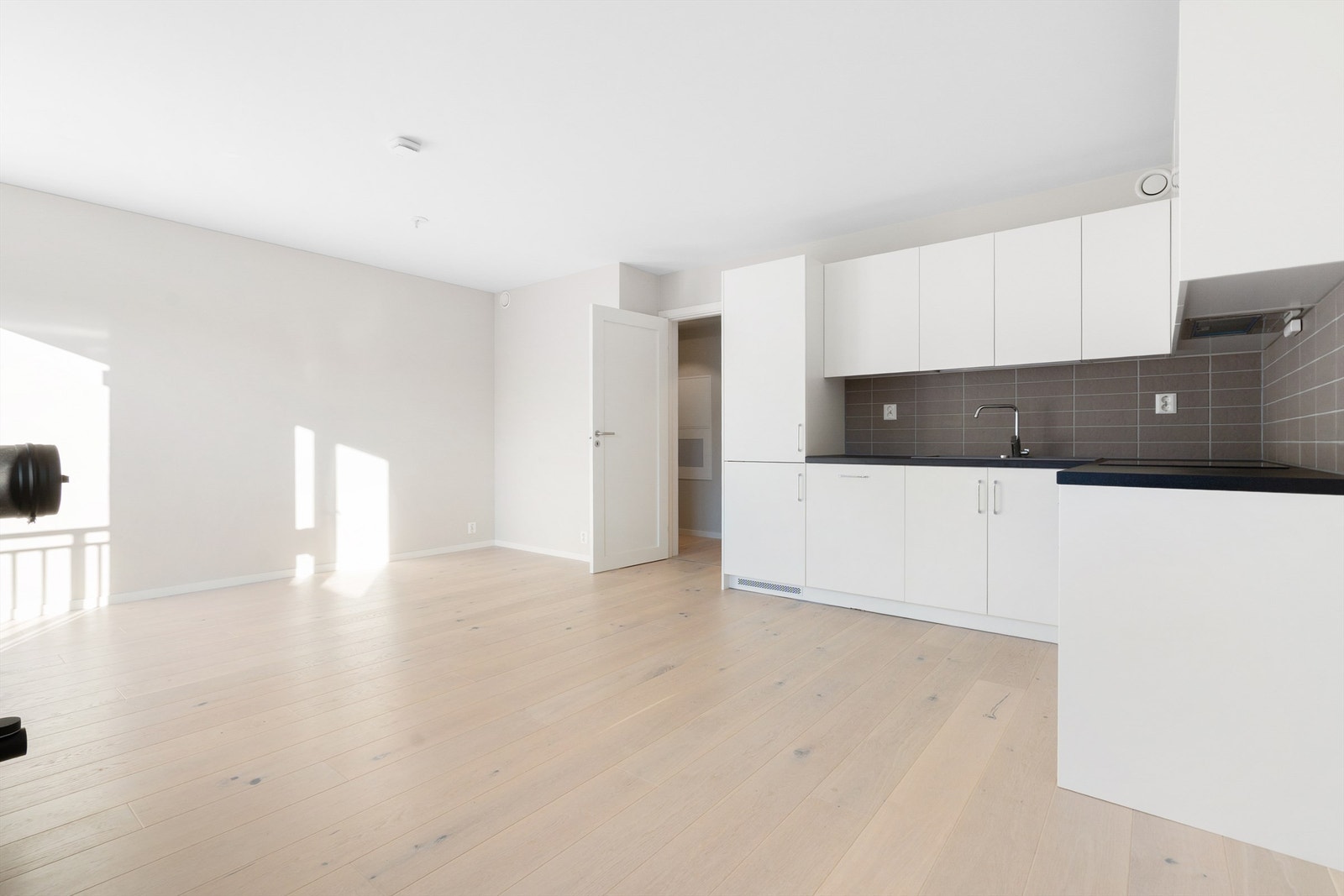 Takhøyden i stuen er målt til ca. 2,44m. Galleribilde