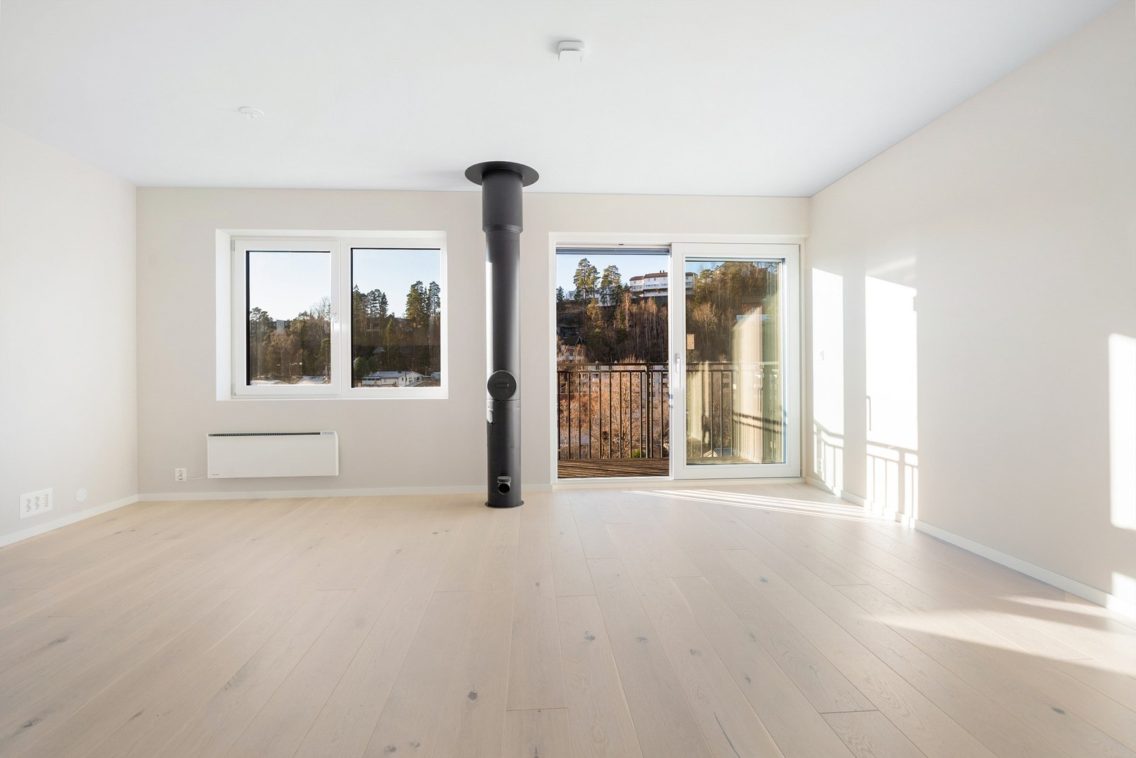 Flere store vindusarealer gir godt med lysinnslipp til rommet. Galleribilde